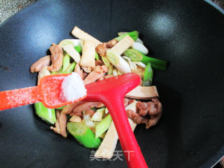 大葱豆腐干炒鸡腿肉的做法步骤：10