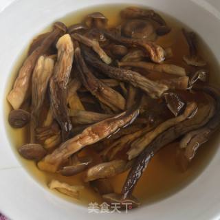 菌菇排骨炖老鸽的做法步骤：2