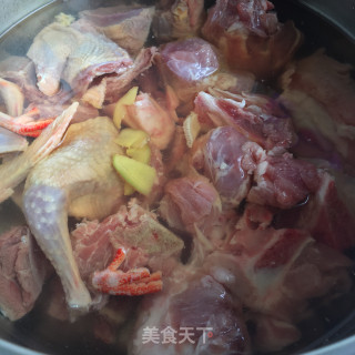 菌菇排骨炖老鸽的做法步骤：5