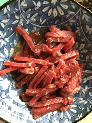 咸菜炒牛肉丝的做法步骤：1