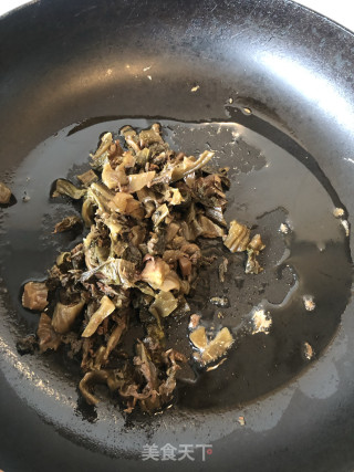咸菜炒牛肉丝的做法步骤：3