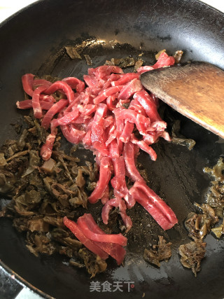 咸菜炒牛肉丝的做法步骤：4