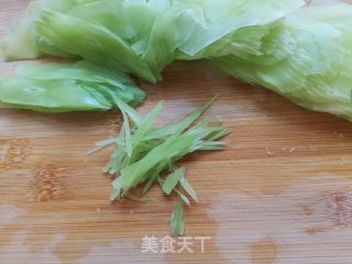 凉拌莴笋丝的做法步骤：1