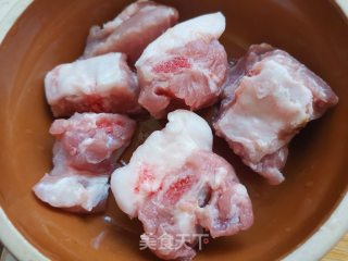 剁辣椒蒸排骨的做法步骤：1