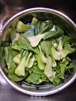 油菜香菇鸡蛋馅儿蒸饺。的做法步骤：1