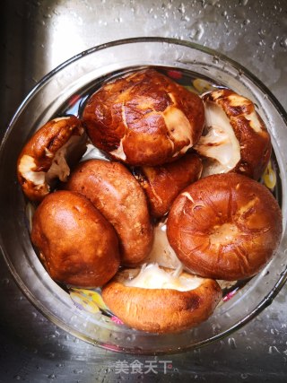 油菜香菇鸡蛋馅儿蒸饺。的做法步骤：2