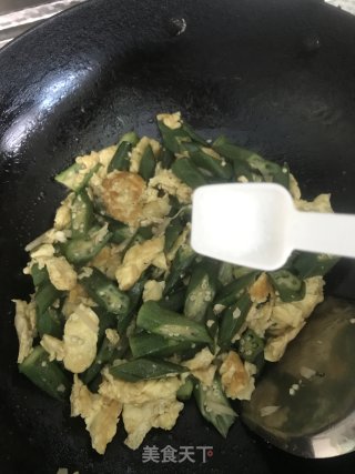 秋葵炒鸡蛋的做法步骤：8