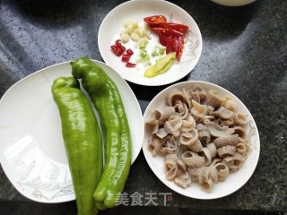 尖椒炒鱼肚的做法步骤：1