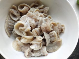 尖椒炒鱼肚的做法步骤：3