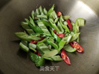 尖椒炒鱼肚的做法步骤：9