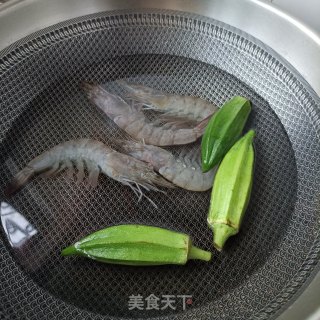 秋葵鲜虾沙拉的做法步骤：2