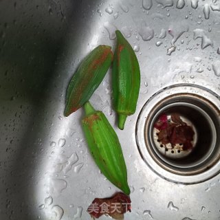 秋葵鲜虾沙拉的做法步骤：4
