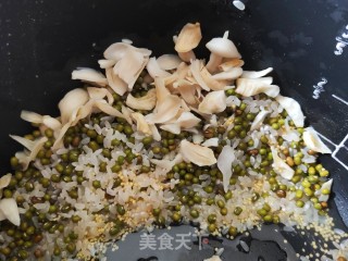 大米绿豆百合粥的做法步骤：2