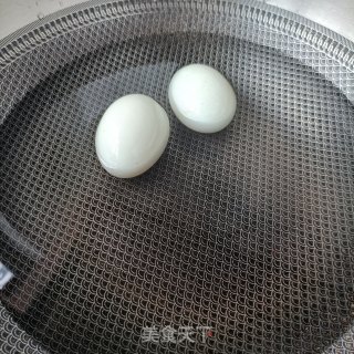 黄瓜鸭蛋沙拉的做法步骤：2