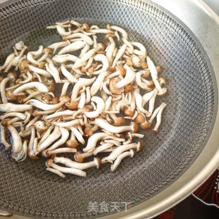 肉末蟹味菇炒茭白的做法步骤：4