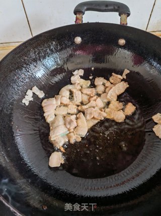 五花肉炒嫩南瓜的做法步骤：2
