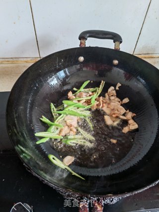 五花肉炒嫩南瓜的做法步骤：3