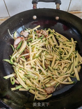 五花肉炒嫩南瓜的做法步骤：4
