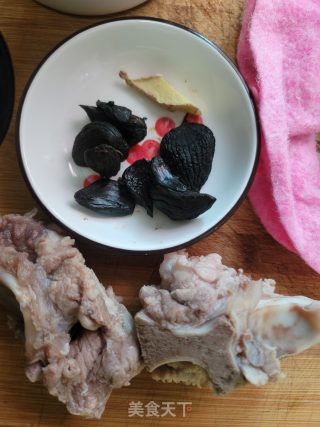 黑蒜猪骨汤的做法步骤：1