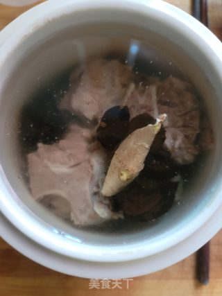 黑蒜猪骨汤的做法步骤：2