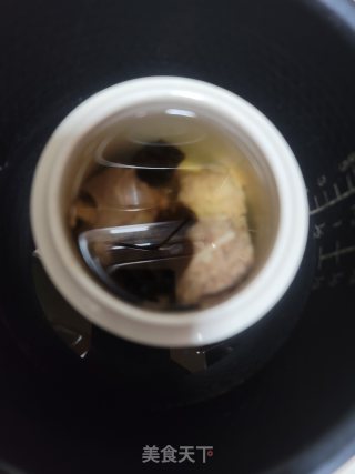黑蒜猪骨汤的做法步骤：3
