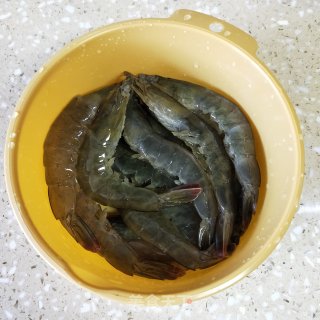 盐焗大虾的做法步骤：2