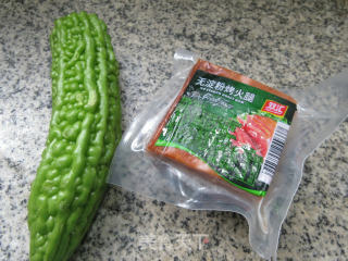 苦瓜炒烤火腿的做法步骤：1