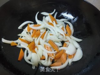 胡萝卜鸡蛋炒洋葱的做法步骤：6