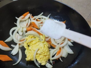 胡萝卜鸡蛋炒洋葱的做法步骤：7