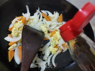 胡萝卜鸡蛋炒洋葱的做法步骤：8