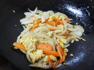 胡萝卜鸡蛋炒洋葱的做法步骤：9
