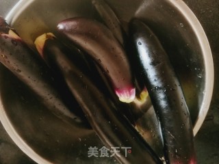 蒜泥茄子的做法步骤：1