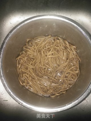 酸辣凉拌荞麦面的做法步骤：3