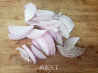 洋葱黄瓜拌木耳的做法步骤：1