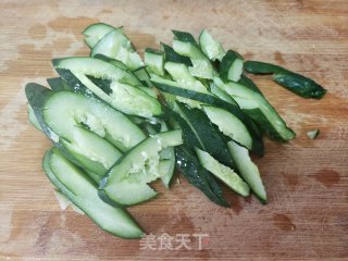 洋葱黄瓜拌木耳的做法步骤：2