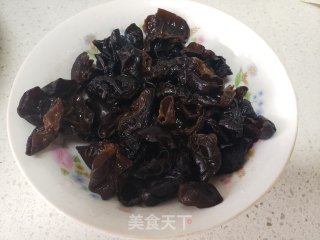 洋葱黄瓜拌木耳的做法步骤：3