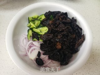 洋葱黄瓜拌木耳的做法步骤：5