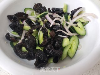 洋葱黄瓜拌木耳的做法步骤：6