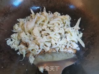 剁辣椒花菜炒肉的做法步骤：3