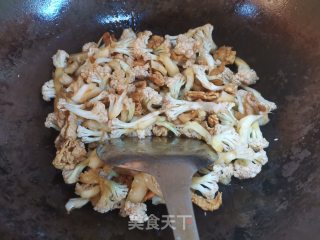 剁辣椒花菜炒肉的做法步骤：4