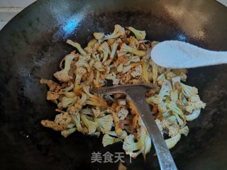 剁辣椒花菜炒肉的做法步骤：5