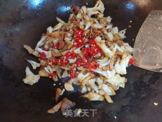 剁辣椒花菜炒肉的做法步骤：6