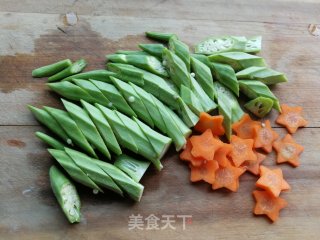 秋葵胡萝卜炒鹅蛋的做法步骤：2