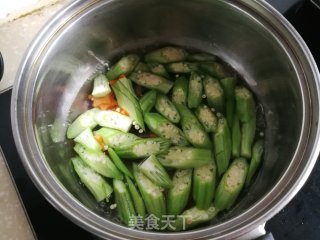 秋葵胡萝卜炒鹅蛋的做法步骤：3