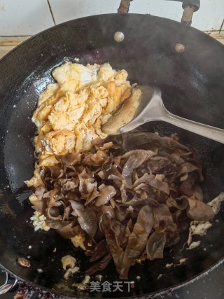 木耳炒蛋的做法步骤：3