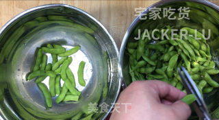 家常糟毛豆，经典下酒菜，毛豆剥剥、冰啤喝喝，不要太惬意。的做法步骤：2