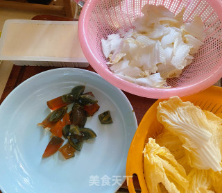 醋溜皮蛋娃娃菜的做法步骤：1