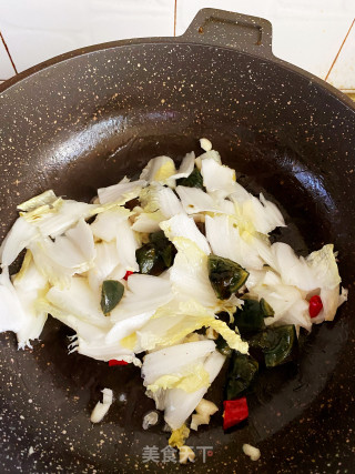 醋溜皮蛋娃娃菜的做法步骤：3