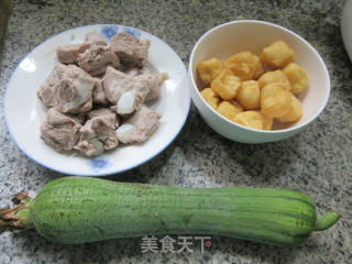 小油豆腐丝瓜排骨汤的做法步骤：1