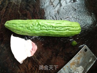 猪肉炒苦瓜的做法步骤：1
